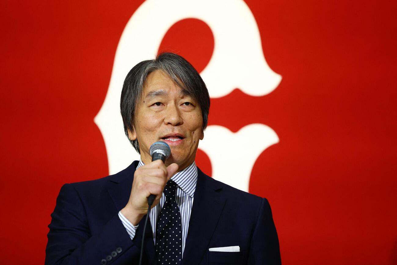 巨人の新監督に就任し会見する松井秀喜氏（ロイター）