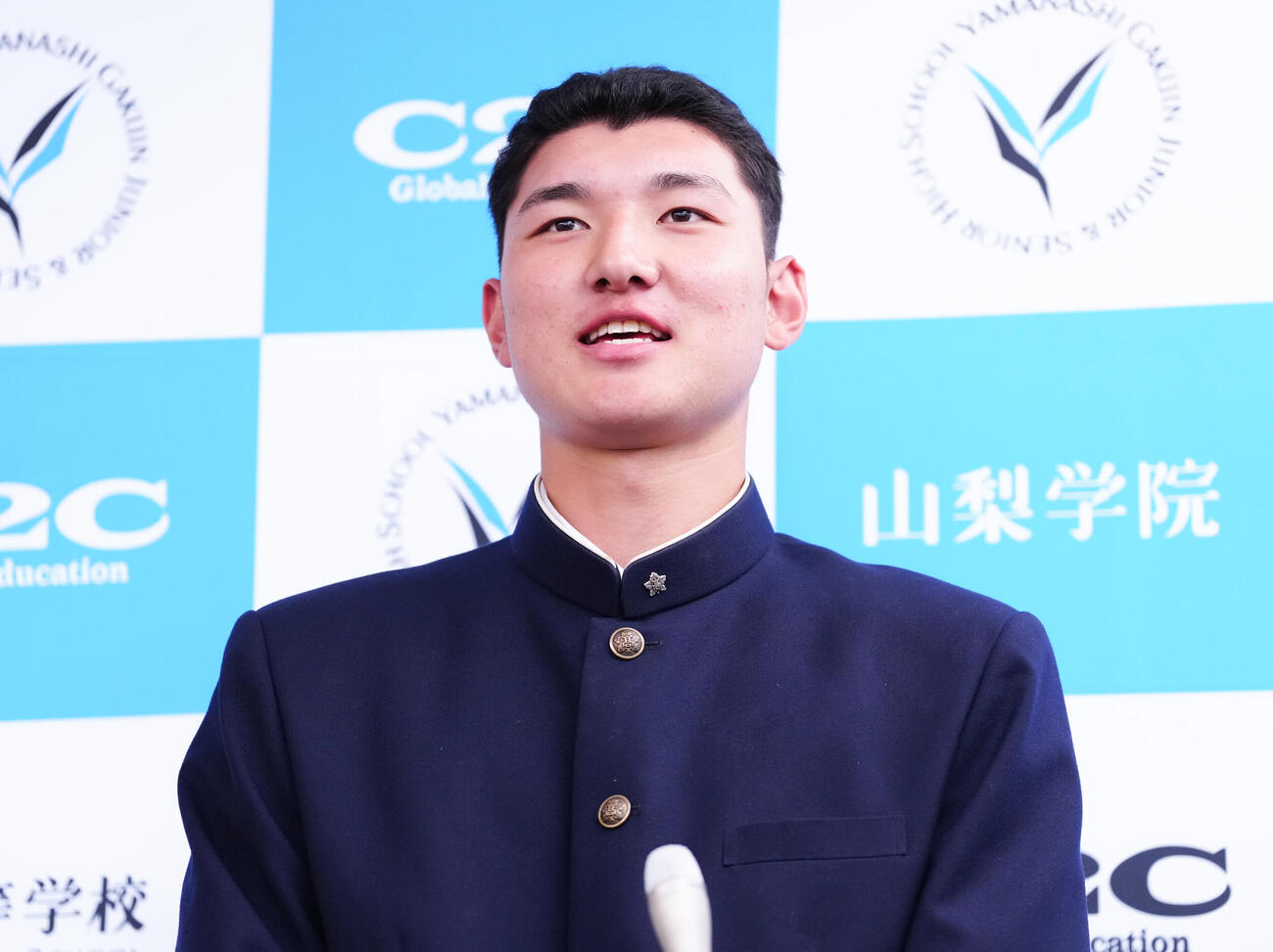 日本ハムドラフト1位菰田陽生は指名あいさつ後に囲み取材に応じる（撮影・鈴木みどり）