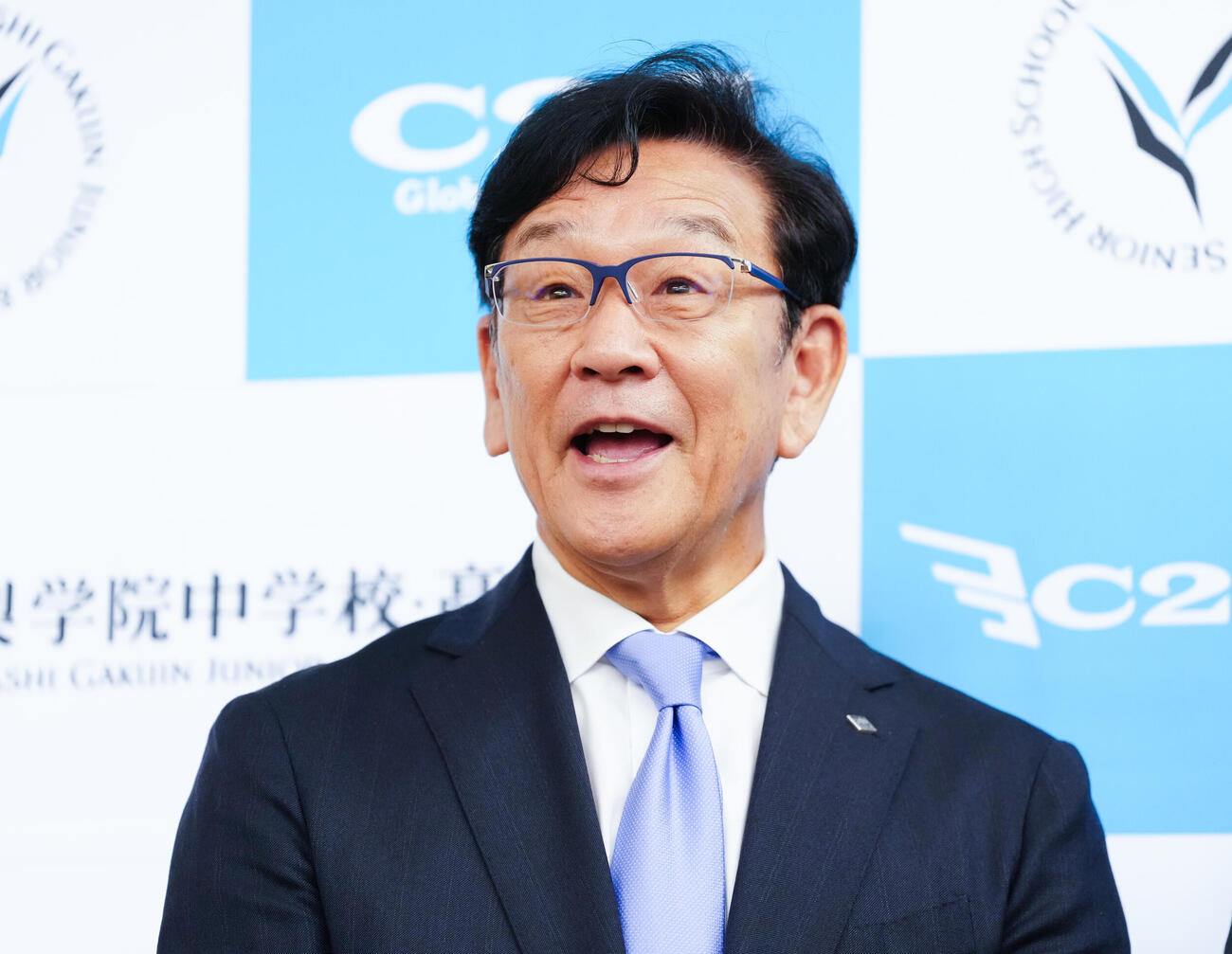 ドラフト1位菰田陽生の指名あいさつに訪れた日本ハム栗山英樹CBOは囲み取材に応じる（撮影・鈴木みどり）