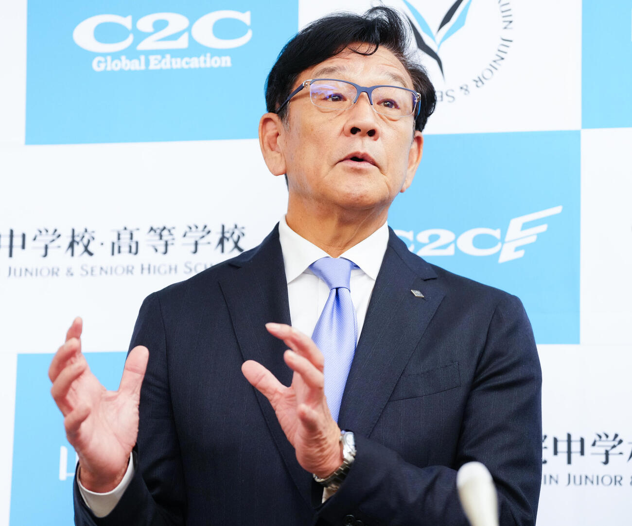 ドラフト1位菰田陽生の指名あいさつに訪れた日本ハム栗山英樹CBOは囲み取材に応じる（撮影・鈴木みどり）