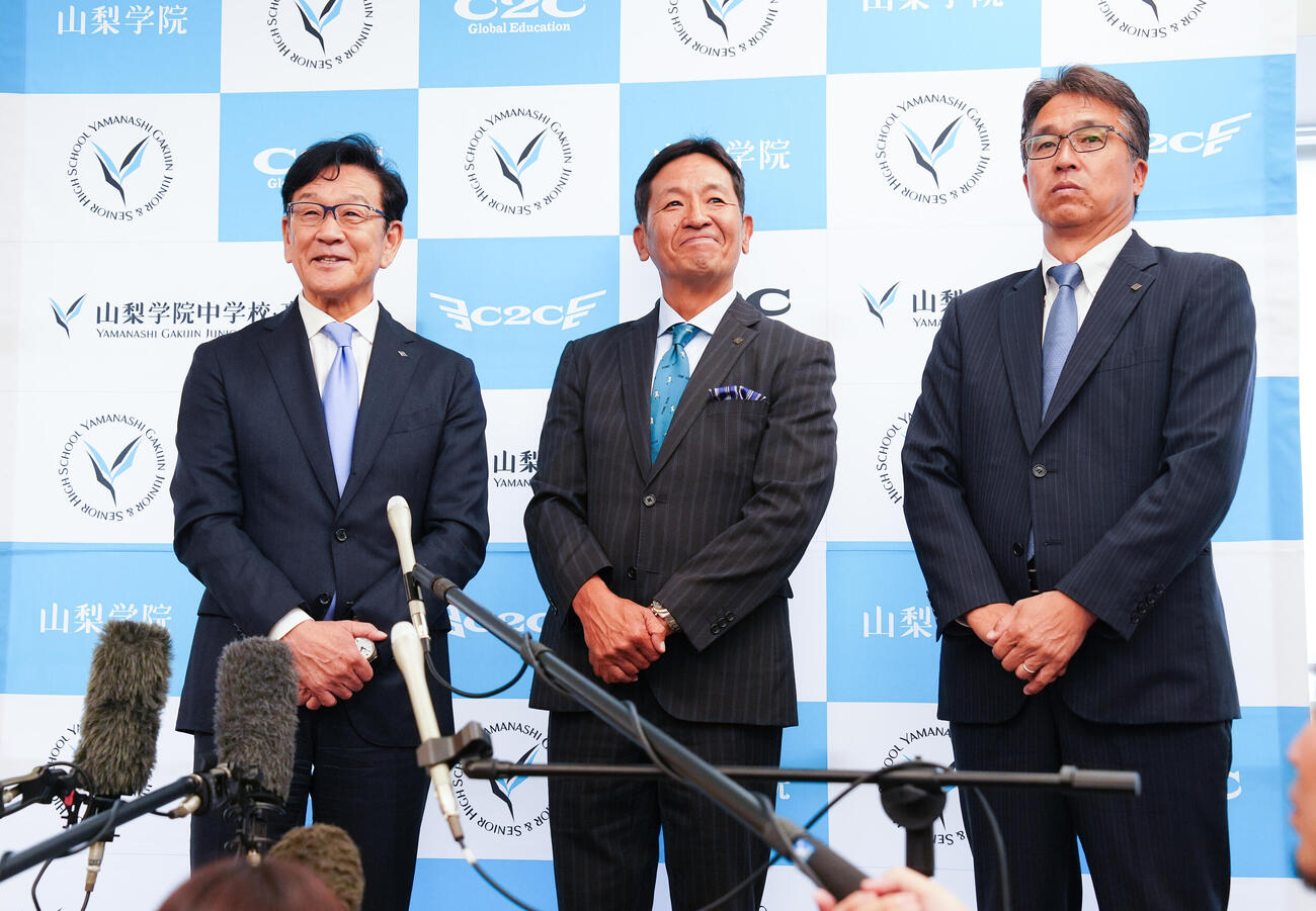 ドラフト1位菰田陽生の指名あいさつに訪れ、囲み取材に応じる、左から日本ハム栗山英樹CBO、坂本晃一スカウト、大渕隆CBO補佐兼スカウト部長（撮影・鈴木みどり）
