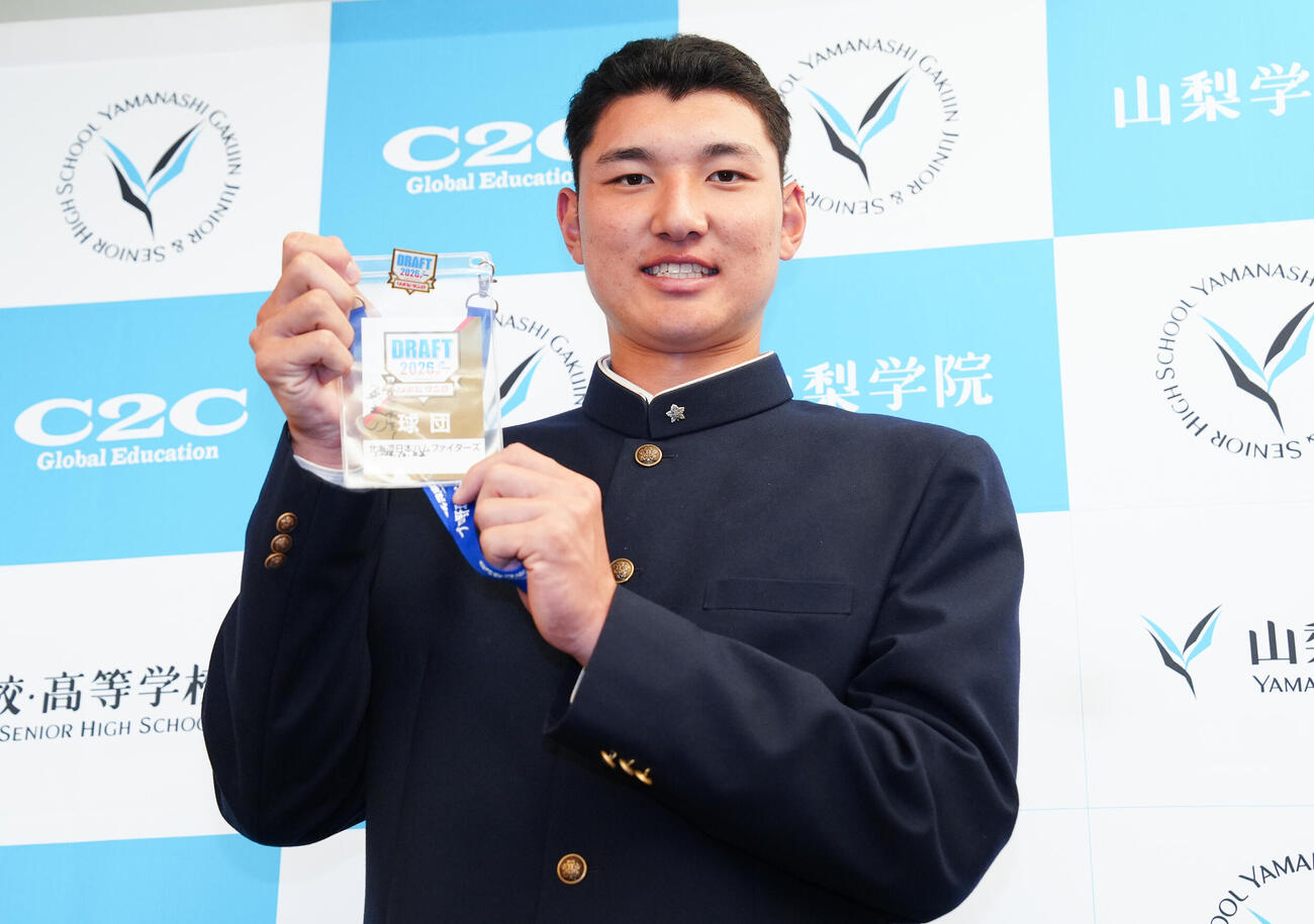 日本ハムドラフト1位菰田陽生は指名あいさつ後、ドラフト会議のパスを手に記念撮影（撮影・鈴木みどり）