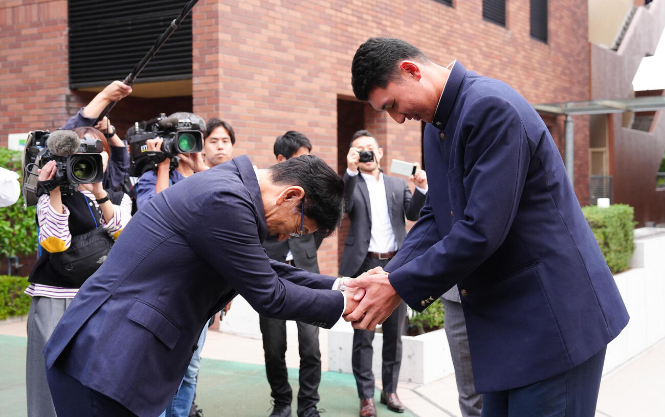 日本ハムドラフト1位の山梨学院・菰田陽生（右）は指名あいさつに訪れた栗山英樹CBOと握手（撮影・鈴木みどり）