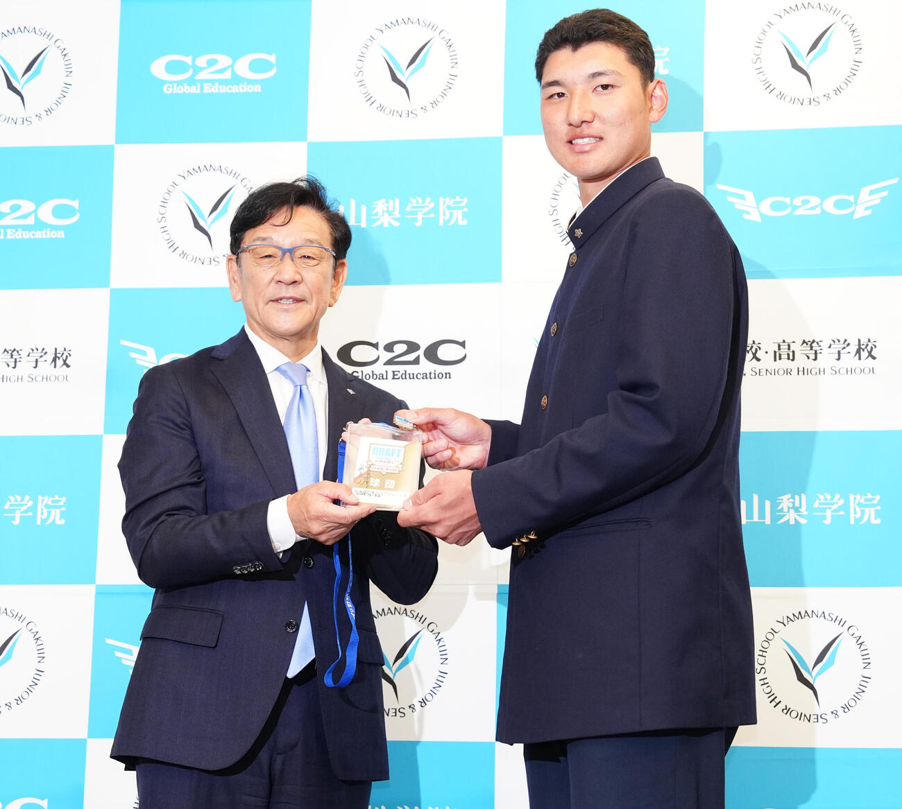 日本ハムドラフト1位の山梨学院・菰田陽生（右）は指名あいさつに訪れた栗山英樹CBOと記念撮影（撮影・鈴木みどり）