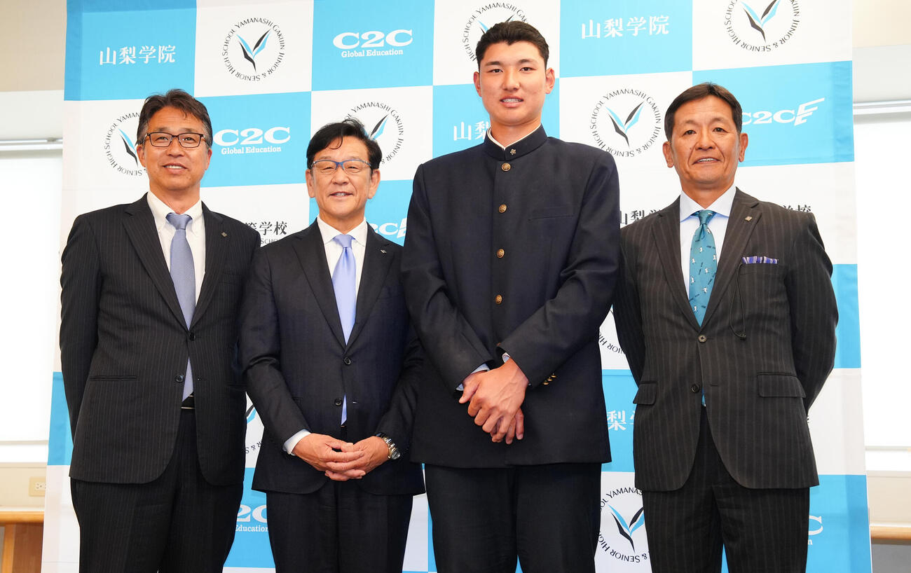 日本ハムドラフト1位の山梨学院・菰田陽生（左から3人目）は左から大渕隆CBO補佐兼スカウト部長、栗山英樹CBO、1人おいて坂本晃一スカウトと記念撮影（撮影・鈴木みどり）