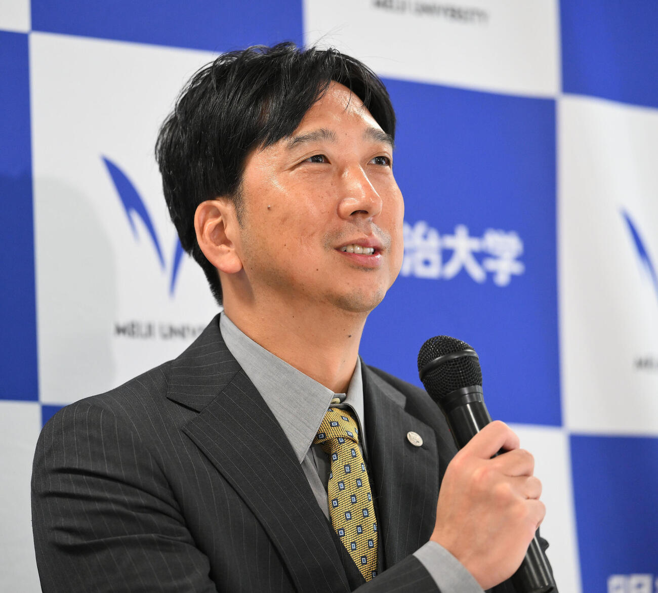 阪神ドラフト1位の明大・榊原七斗の指名あいさつを終え会見する藤川球児監督（撮影・滝沢徹郎）