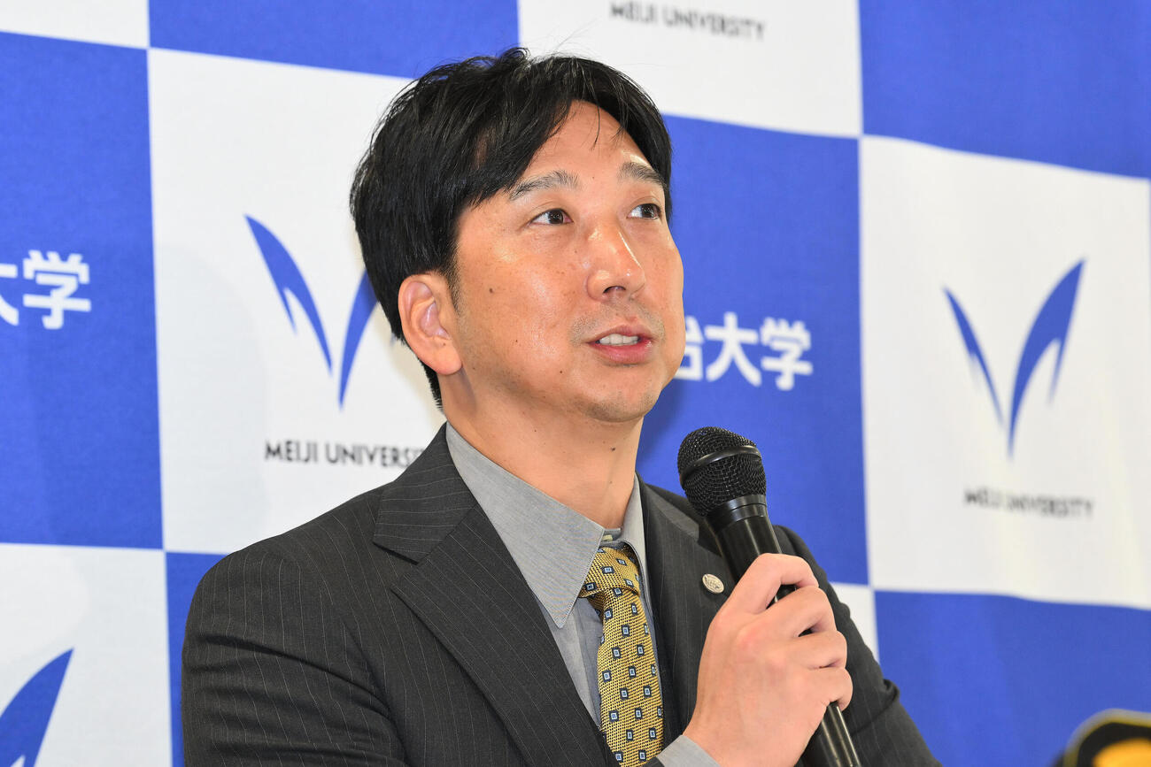 阪神ドラフト1位の明大・榊原七斗の指名あいさつを終え会見する藤川球児監督（撮影・滝沢徹郎）