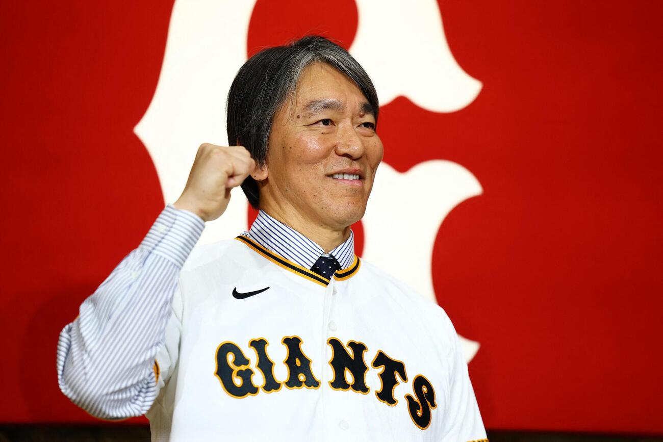 巨人のユニフォームでガッツポーズの松井秀喜新監督（ロイター）