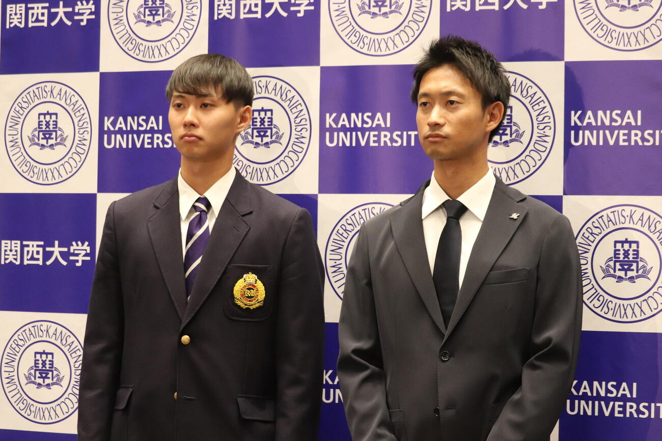 ロッテ三家スカウトらから指名あいさつを受けたドラフト1位の関大・米沢友翔（撮影・佐藤妙月）