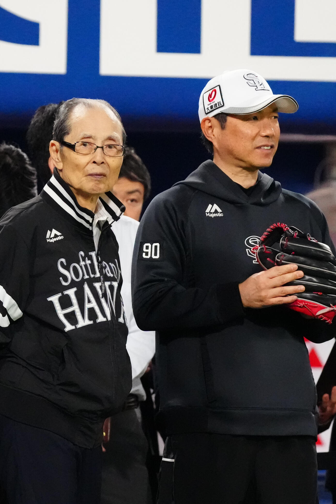 日本シリーズ前日練習中、言葉を交わすソフトバンク王貞治球団会長（左）と小久保裕紀監督（撮影・江口和貴）