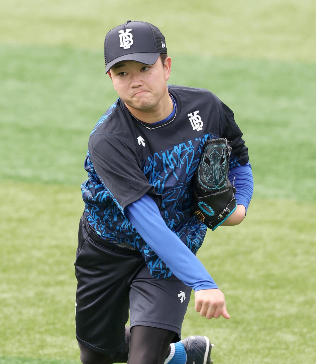 キャッチボールするDeNA石田裕太郎（撮影・黒川智章）