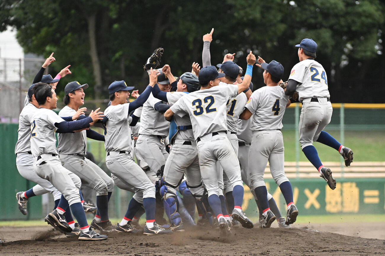 関学大対近大　優勝を決め喜ぶ関学大の選手たち（撮影・滝沢美穂子）