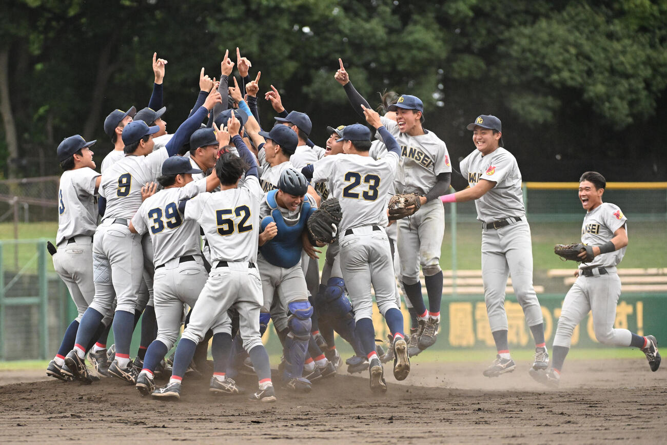 関学大対近大　優勝を決め喜ぶ関学大の選手たち（撮影・滝沢美穂子）