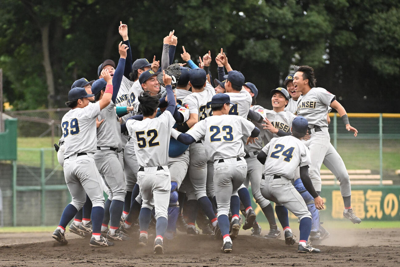 関学大対近大　優勝を決め喜ぶ関学大の選手たち（撮影・滝沢美穂子）