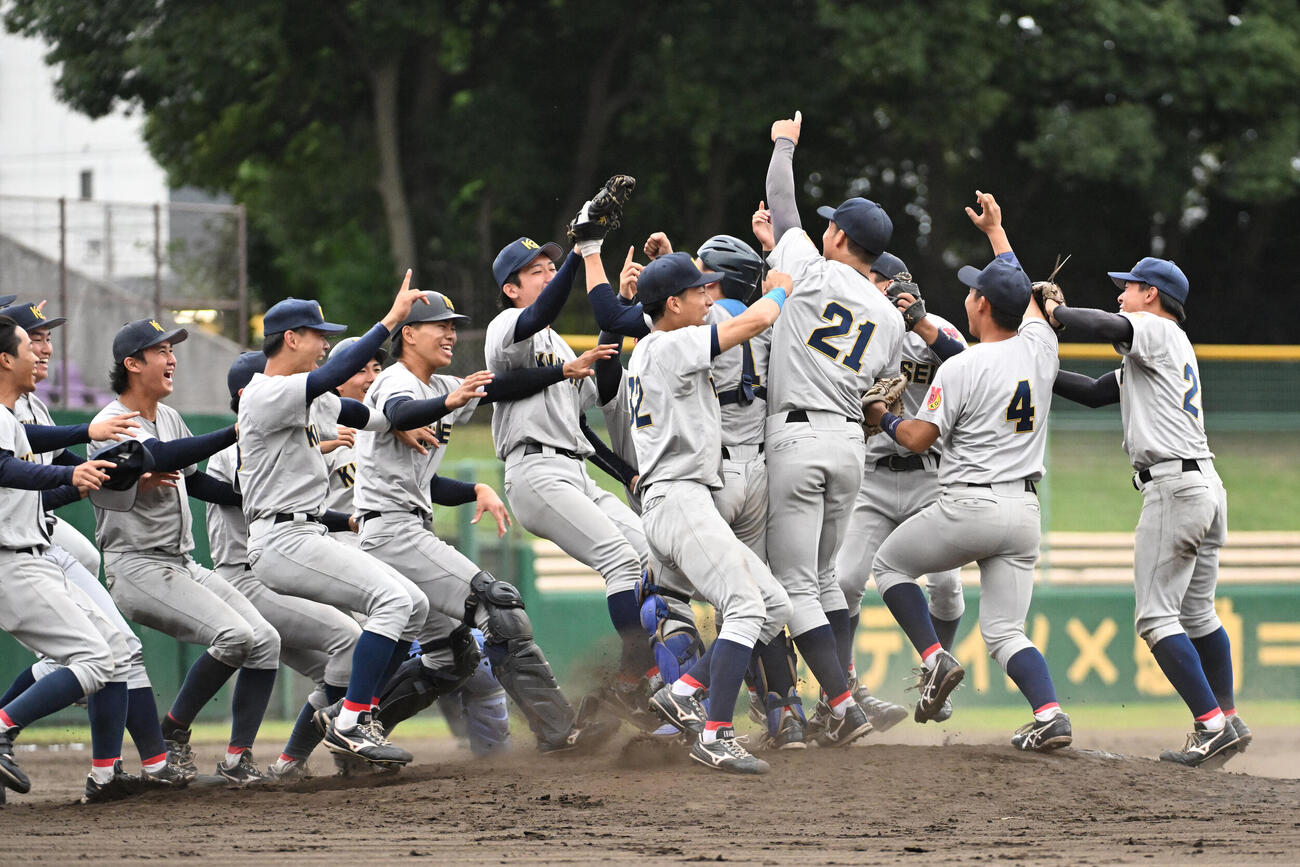 関学大対近大　優勝を決め喜ぶ関学大の選手たち（撮影・滝沢美穂子）