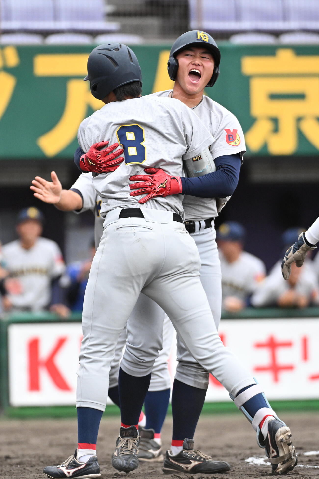 関学大対近大　5回表関学大2死二、三塁、　本塁打を放った宮原大和＜8＞と抱き合新井亮規浩（撮影・滝沢美穂子）