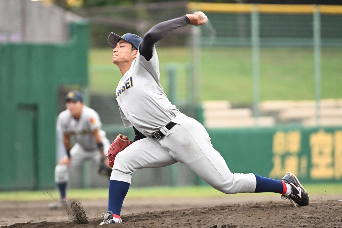関学大対近大　6回裏から登板した関学大の飯田泰成（撮影・滝沢美穂子）