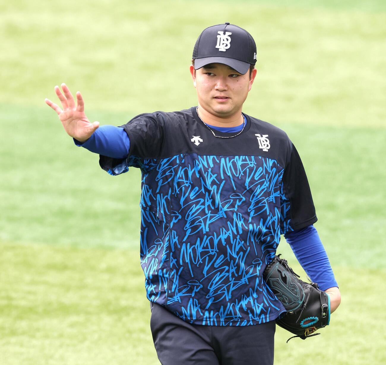 キャッチボールするDeNA石田裕太郎（撮影・黒川智章）