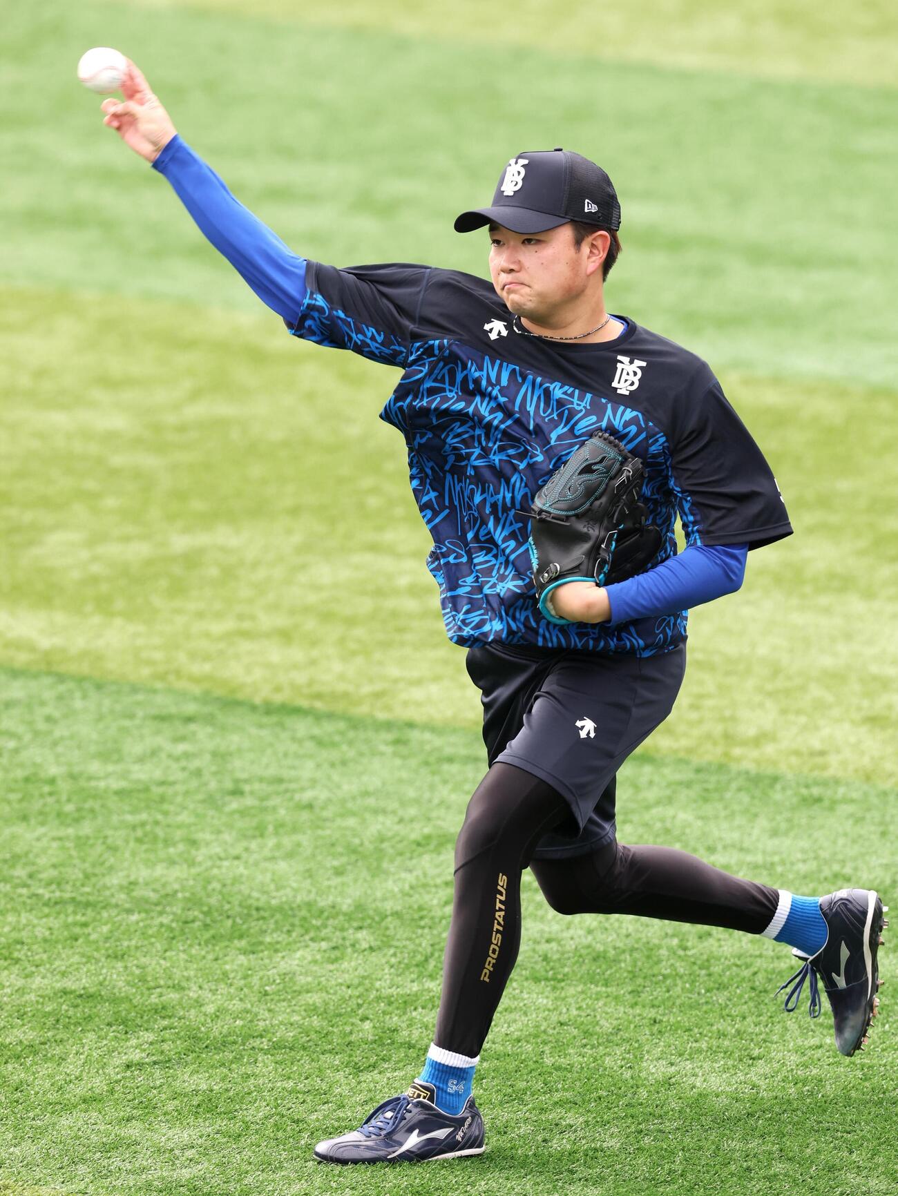 キャッチボールするDeNA石田裕太郎（撮影・黒川智章）