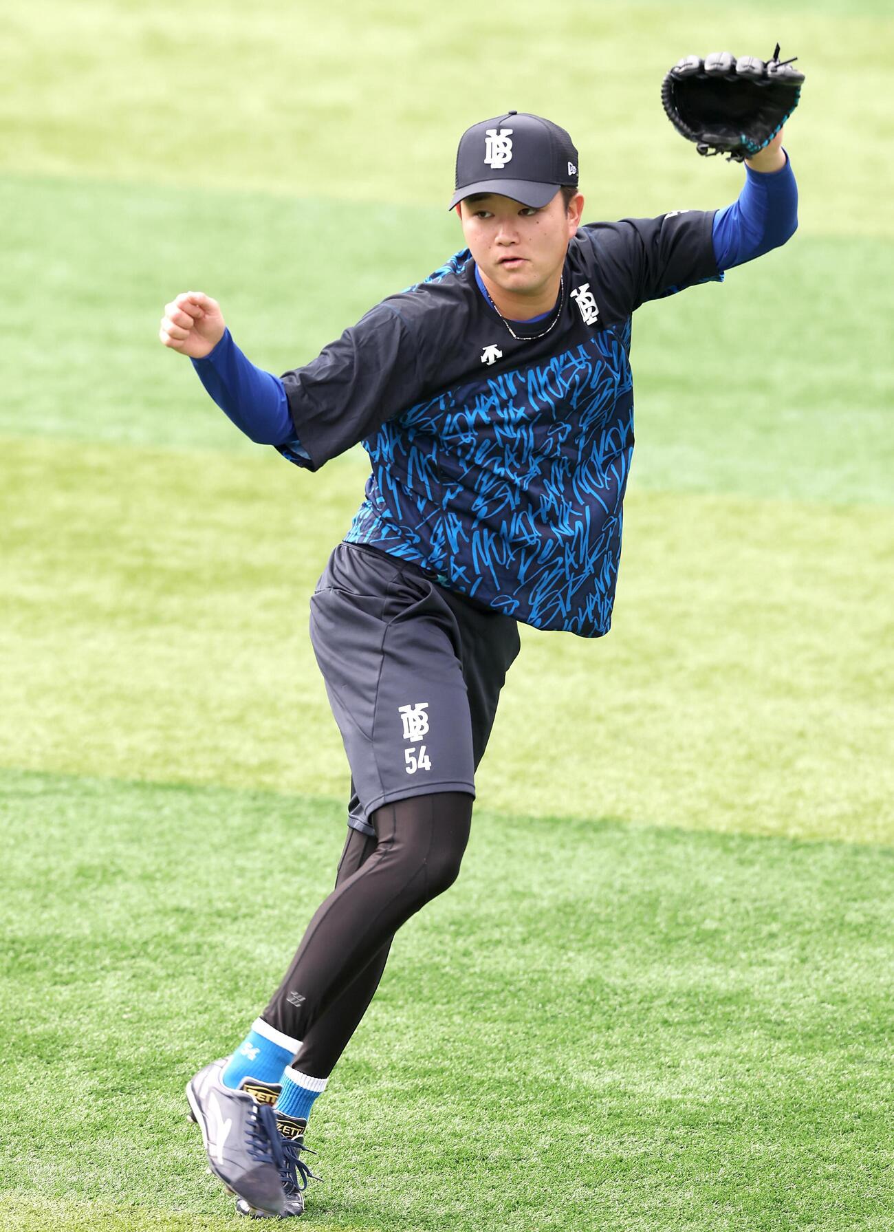 キャッチボールするDeNA石田裕太郎（撮影・黒川智章）