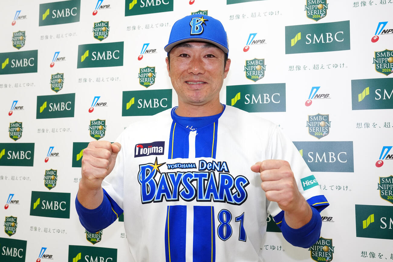 日本シリーズの前日会見を行い、写真に納まるDeNA相川亮二監督（撮影・江口和貴）