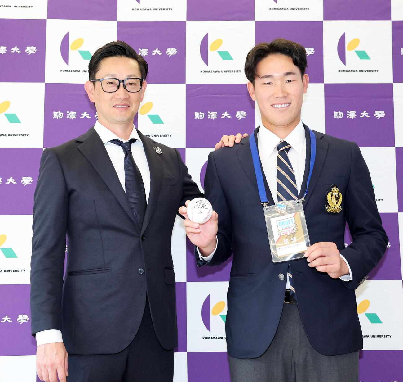 笑顔で写真に納まるオリックス岸田護監督（左）とドラフト2位の駒大・仲井慎（撮影・鈴木正人）