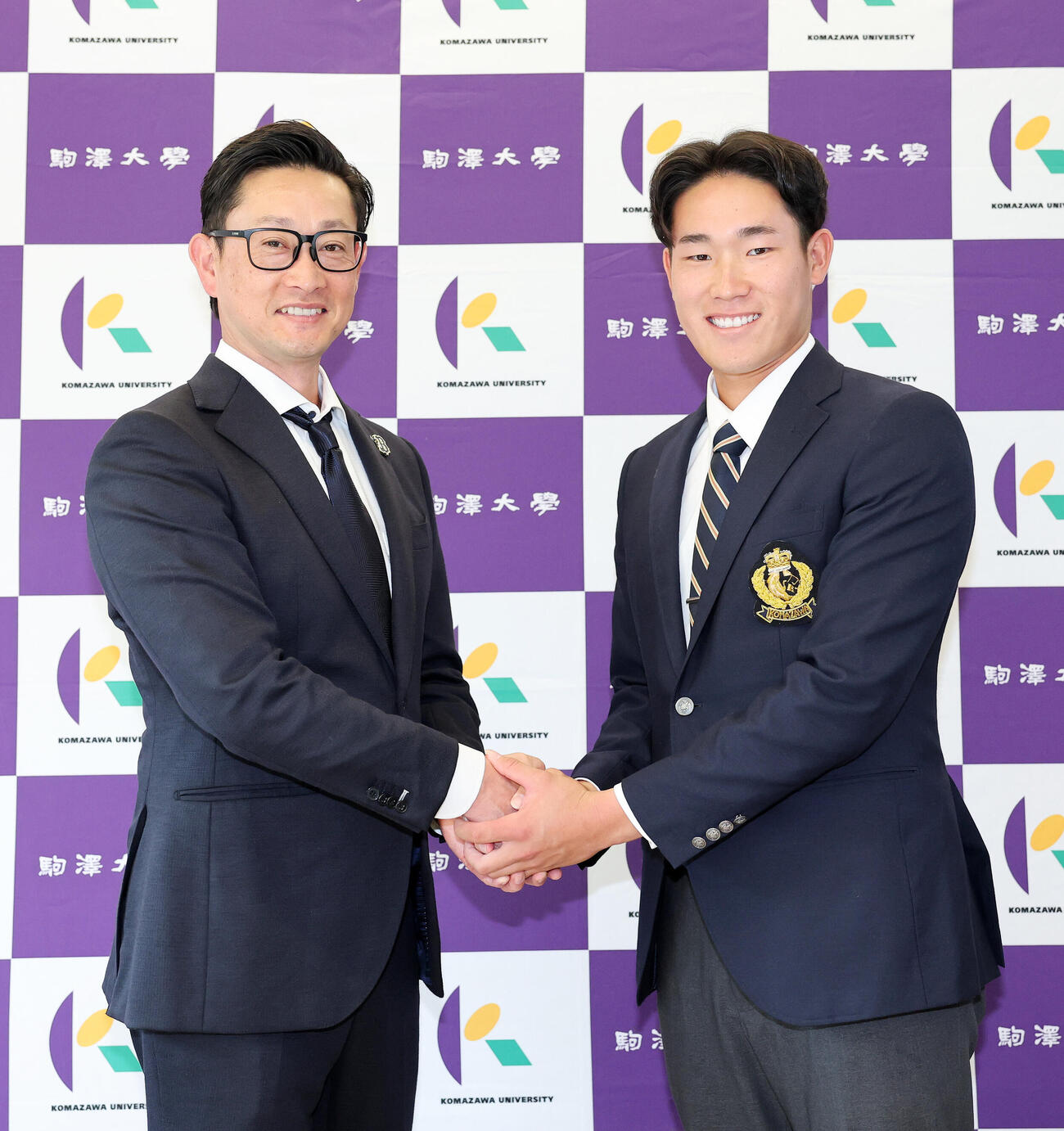 笑顔で写真に納まるオリックス岸田護監督（左）とドラフト2位の駒大・仲井慎（撮影・鈴木正人）