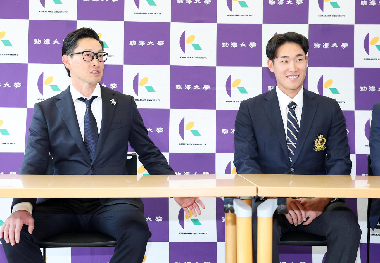 報道陣の質問に答えるオリックス岸田護監督（左）とドラフト2位の駒大・仲井慎（撮影・鈴木正人）