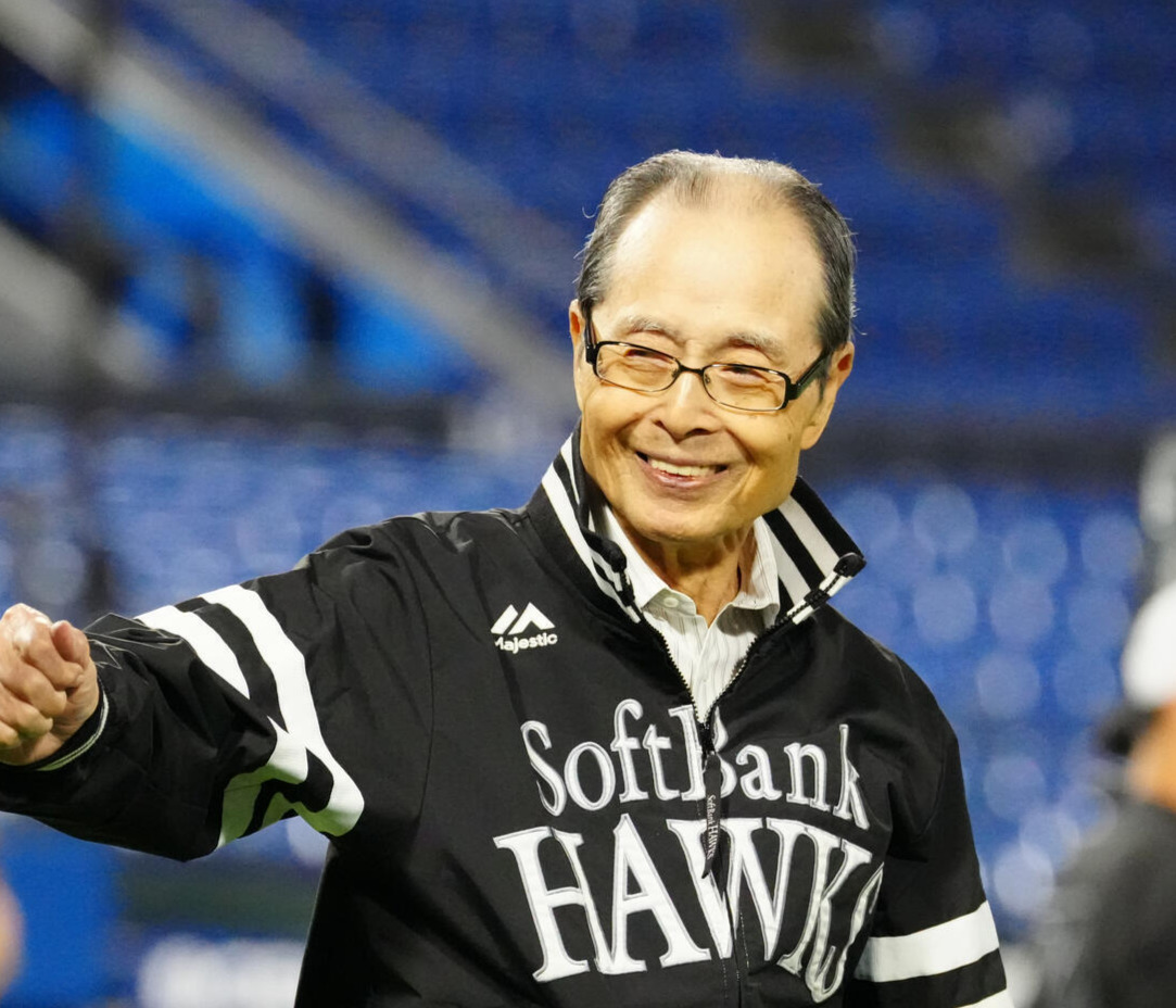 日本シリーズ前日練習で笑顔を見せる王貞治球団会長（撮影・江口和貴）
