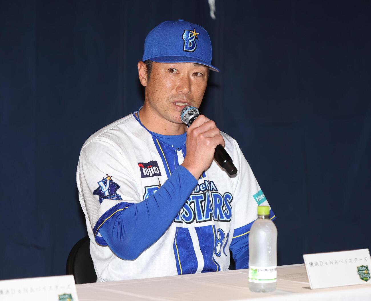 SMBC日本シリーズ2026監督会議で話すDeNA相川亮二監督（撮影・黒川智章）