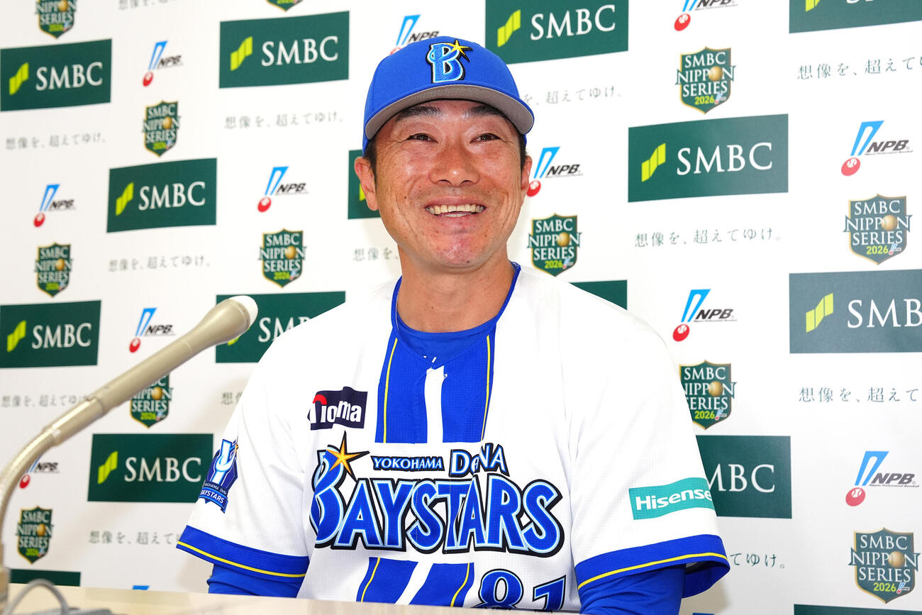 日本シリーズの前日会見で笑顔を見せるDeNA相川亮二監督（撮影・江口和貴）
