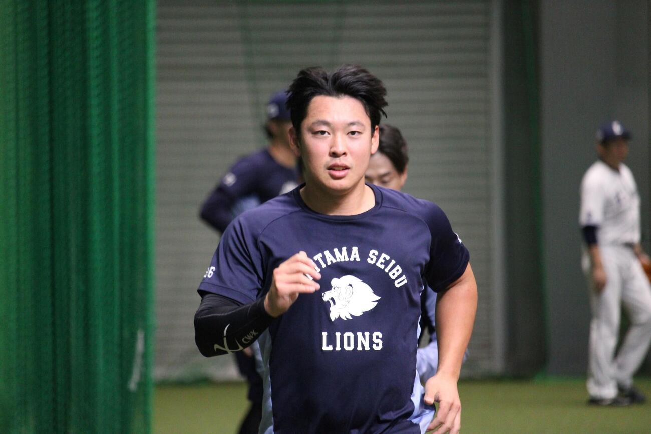 背筋を伸ばして走り込む西武山田陽翔（撮影・金子真仁）