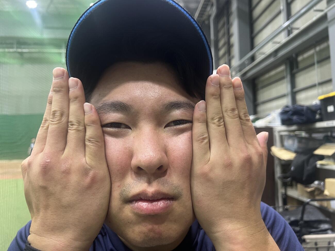 西武山田陽翔が再現するDeNA1位星野の一発芸「福山はさまる」（撮影・金子真仁）