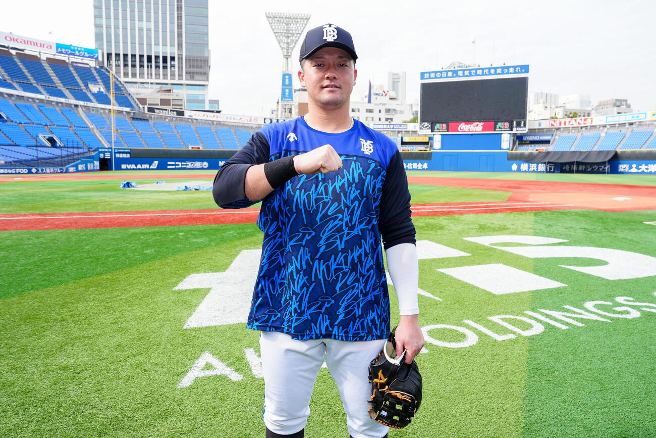 日本シリーズ前日練習後、写真に納まるDeNA牧秀悟（撮影・江口和貴）