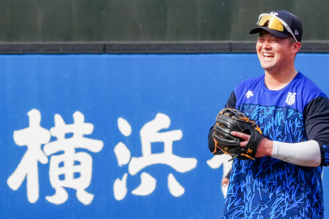 日本シリーズ前日練習中、笑顔を見せるDeNA牧秀悟（撮影・江口和貴）