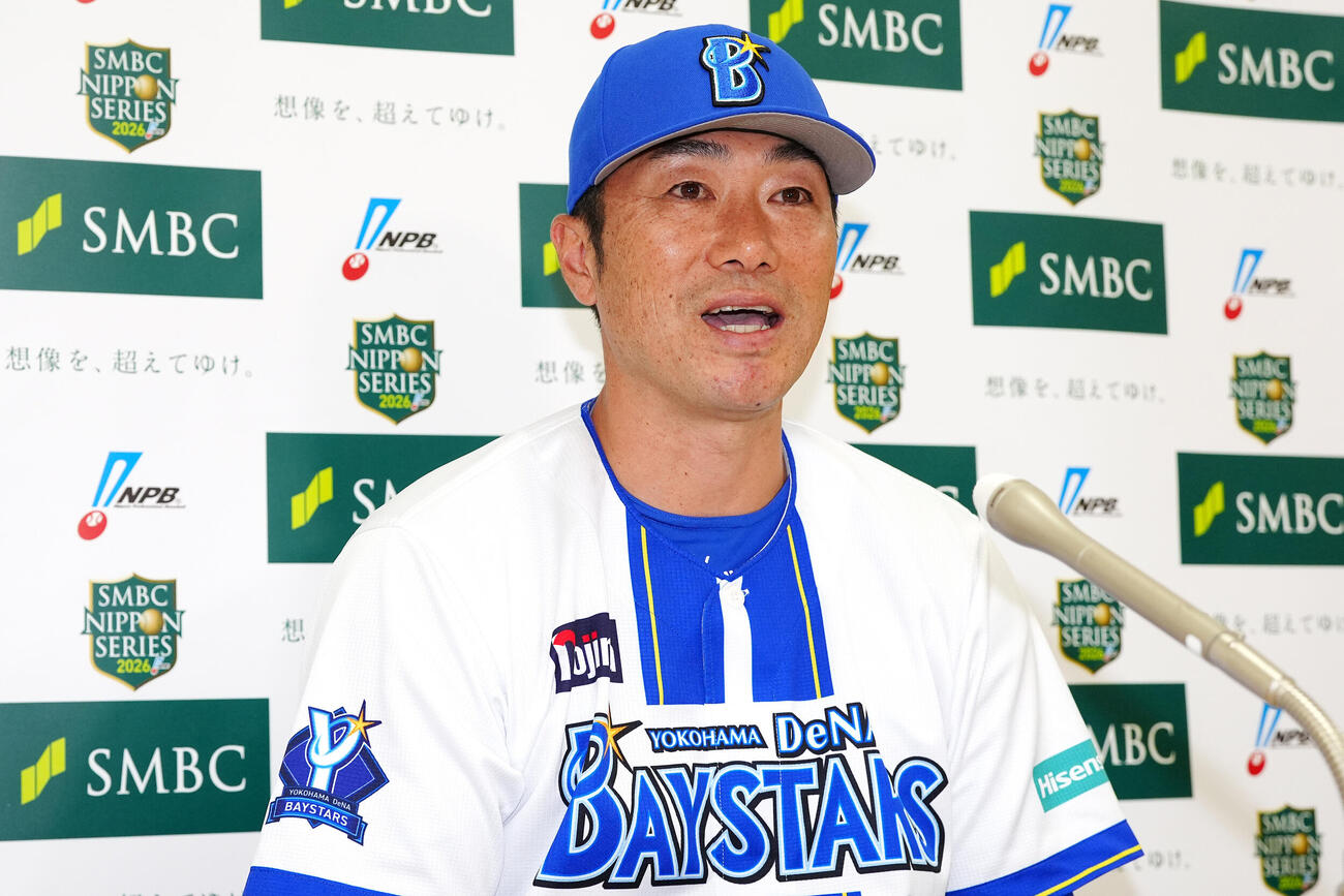 日本シリーズの前日会見を行うDeNA相川亮二監督（撮影・江口和貴）