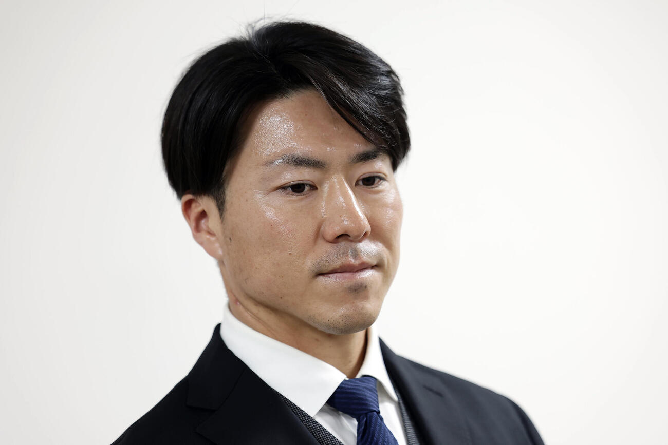 戦力外通告を受け、取材に応じる阪神長坂拳弥（撮影・前田充）