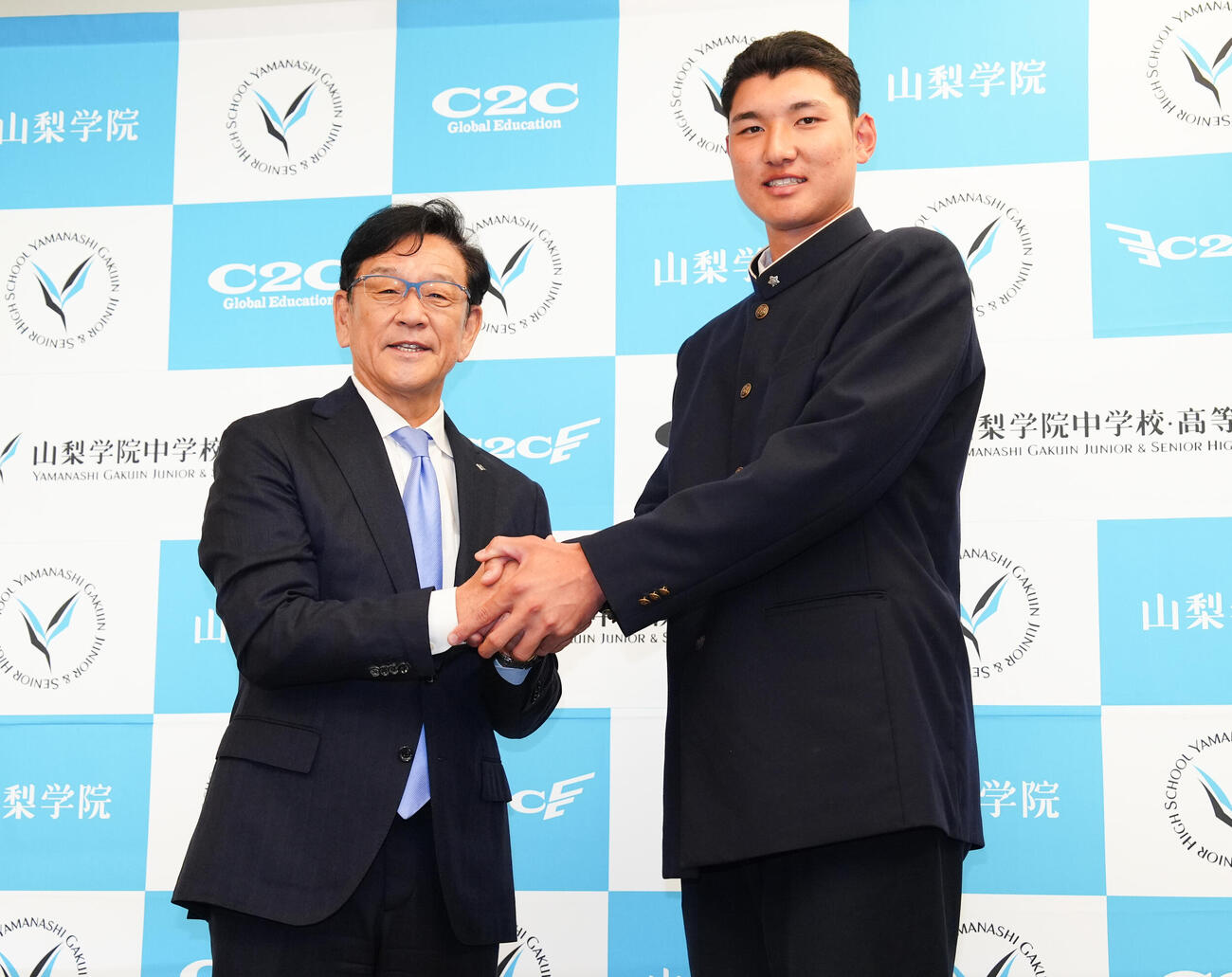 日本ハムドラフト1位の山梨学院・菰田陽生（右）は指名あいさつに訪れた栗山英樹CBOと記念撮影（撮影・鈴木みどり）
