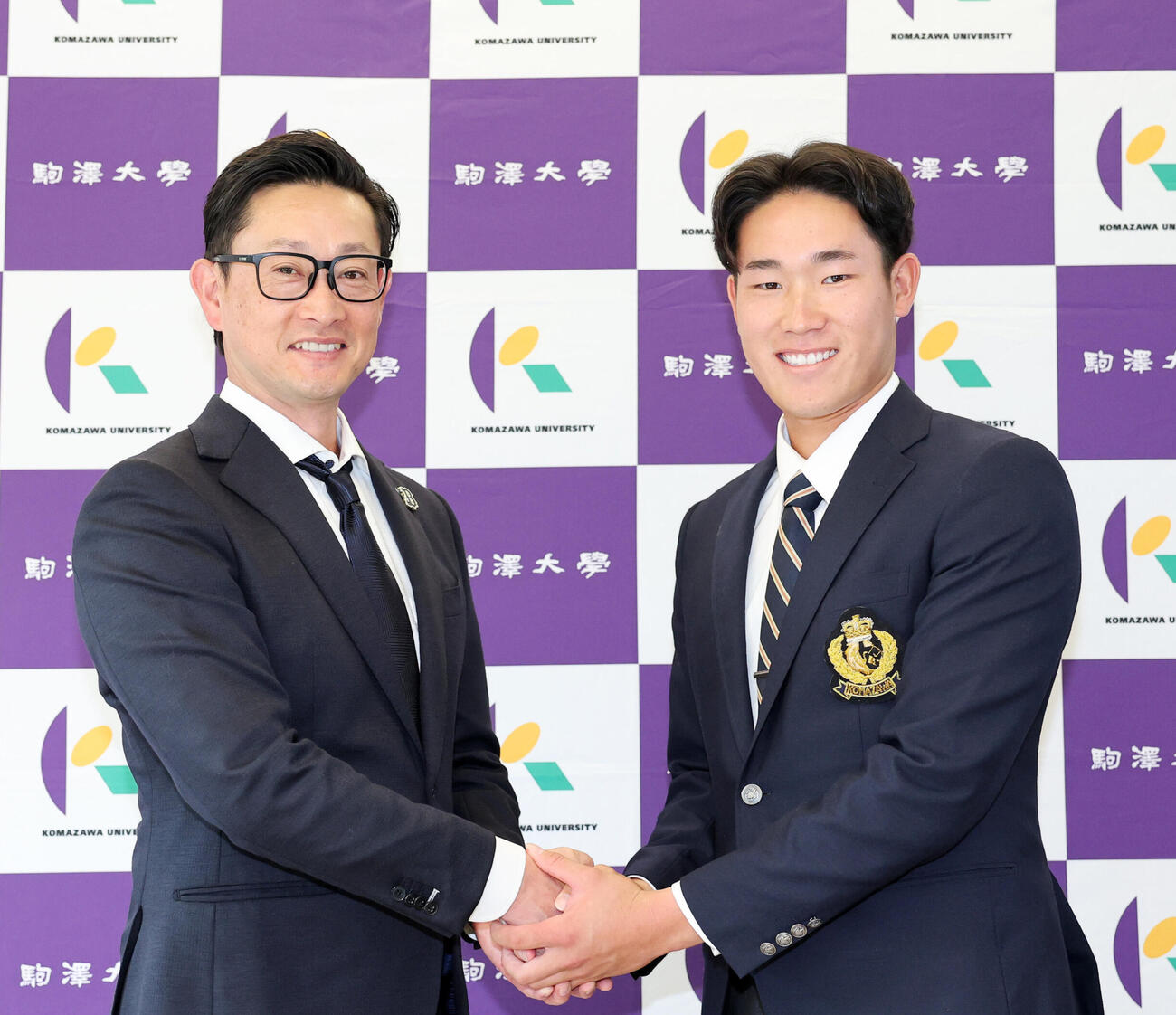 笑顔で写真に納まるオリックス岸田護監督（左）とドラフト2位の駒大・仲井慎（撮影・鈴木正人）