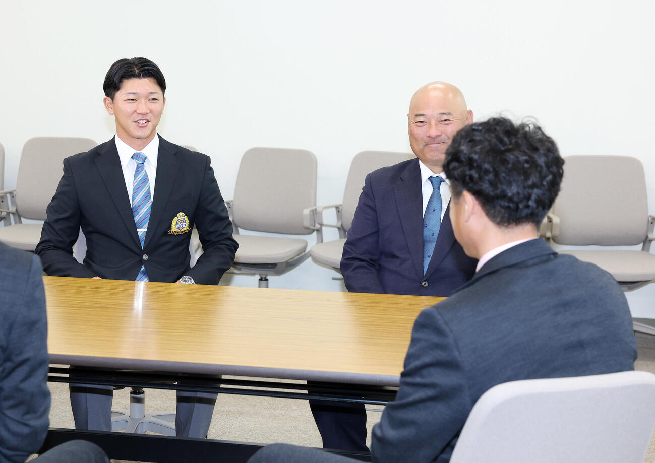 ソフトバンク城島健司CBO（右手前）と笑顔で会話するドラフト1位の青学大・鈴木泰成（撮影・鈴木正人）