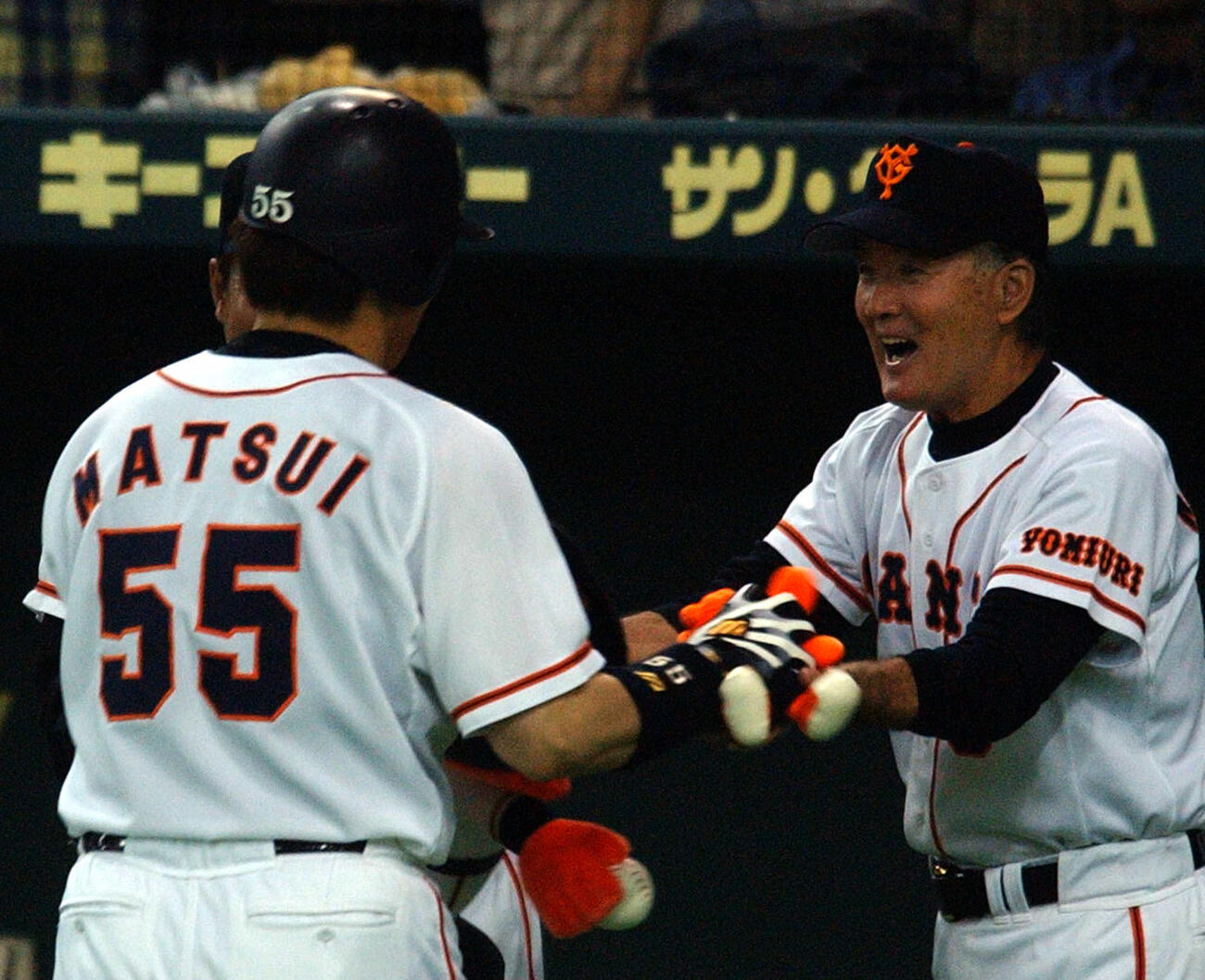 現役時代の松井秀喜氏を笑顔で出迎える長嶋茂雄監督（2001年撮影）