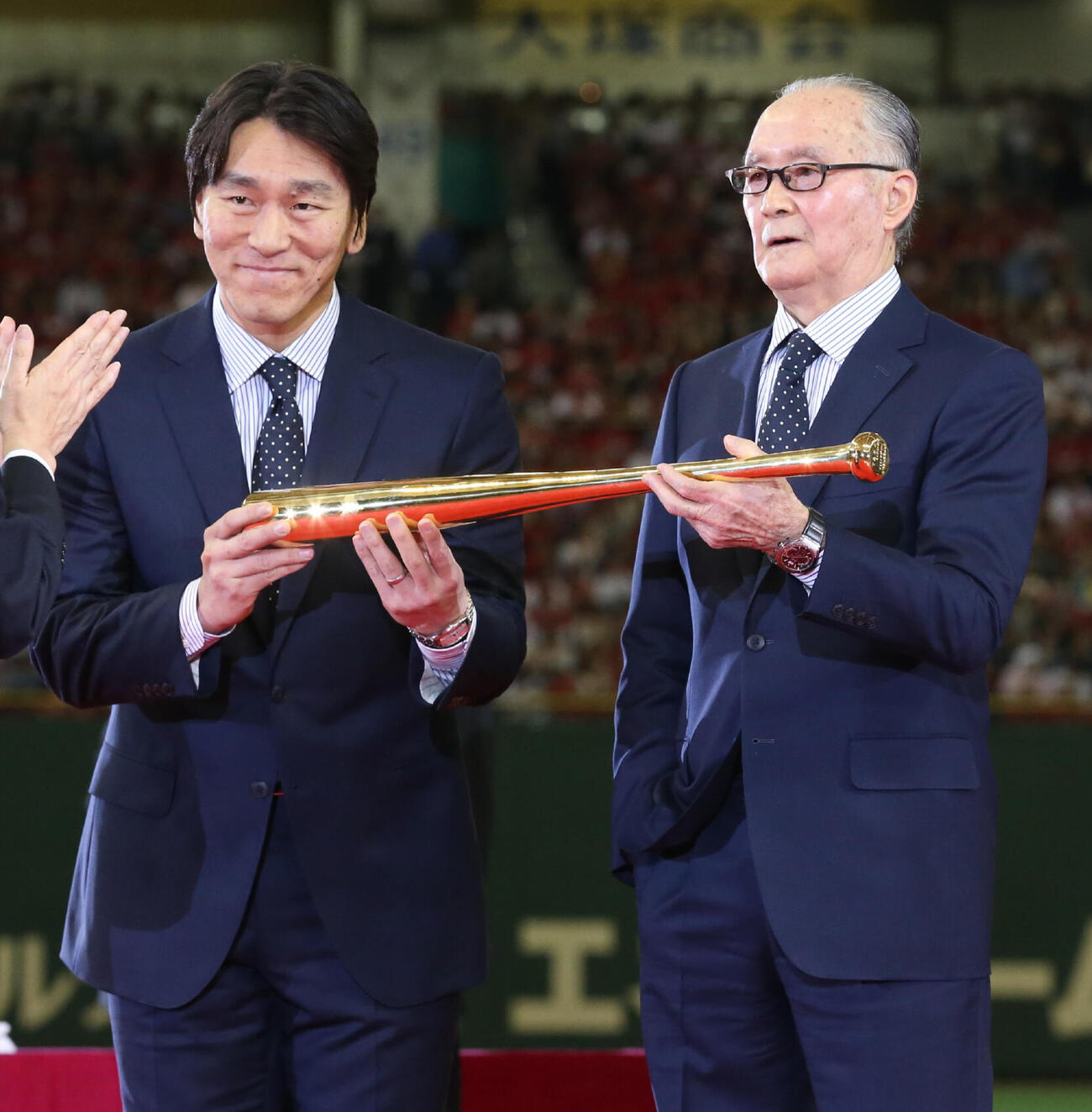 国民栄誉賞の授与式で、金のバットを授与される長嶋茂雄氏（右）と介添えする松井秀喜氏（2013年5月代表撮影）