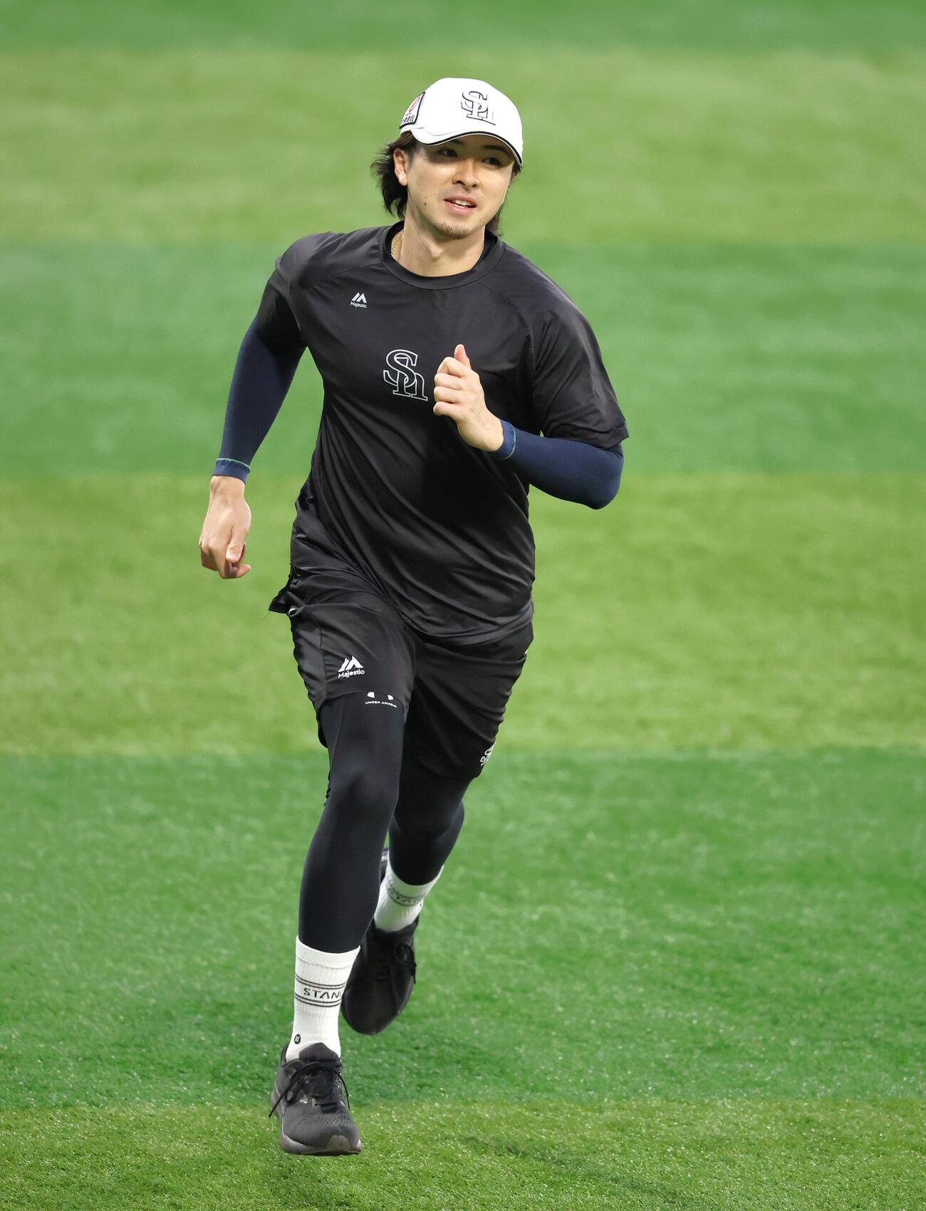 ダッシュするソフトバンク上沢直之（撮影・黒川智章）