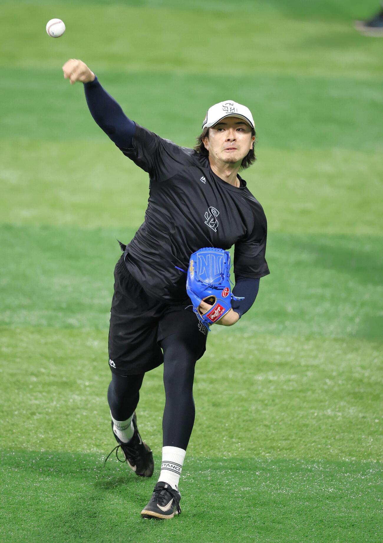 キャッチボールするソフトバンク上沢直之（撮影・黒川智章）