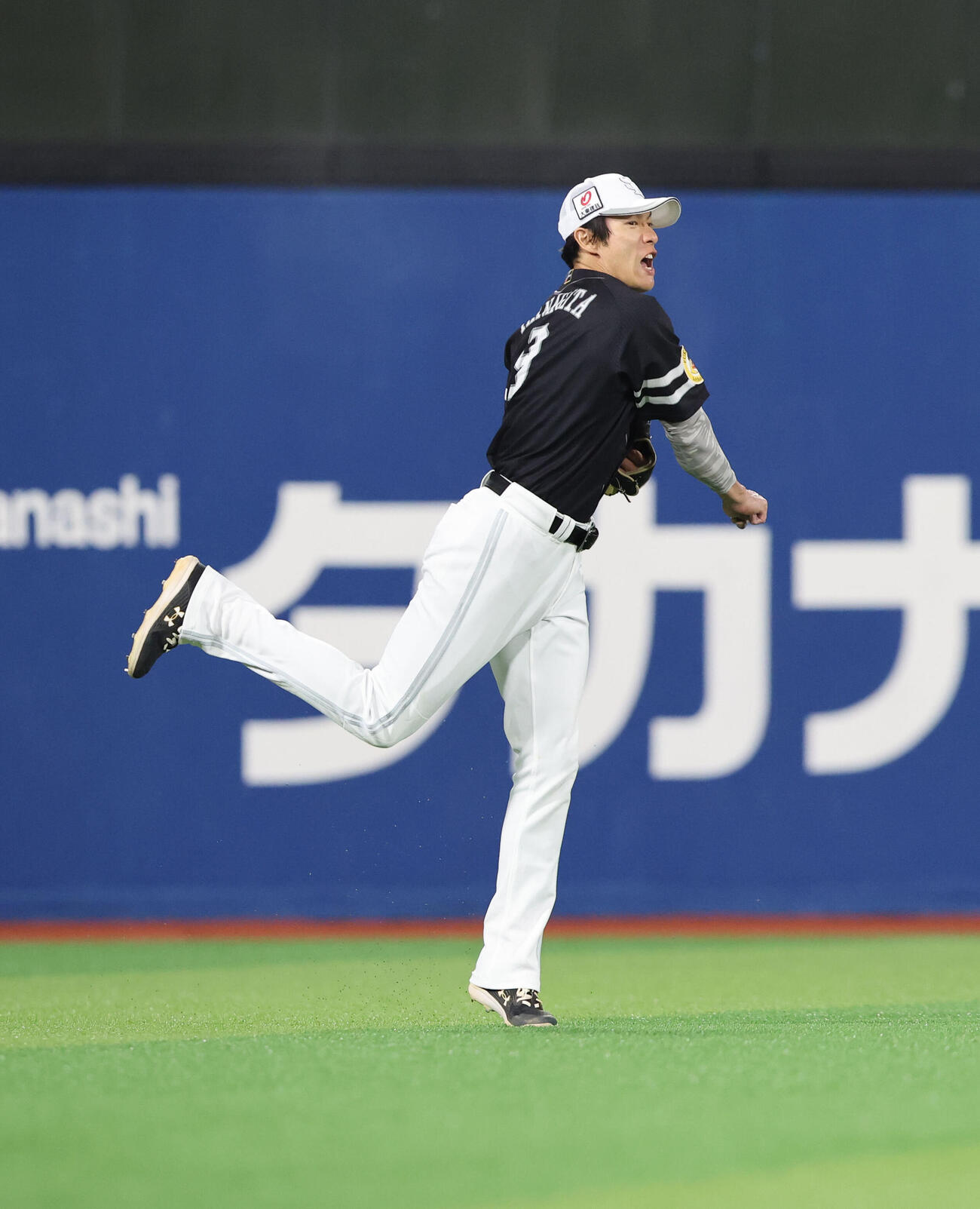 ノックで軽快な動きを見せるソフトバンク柳田悠岐（撮影・梅根麻紀）