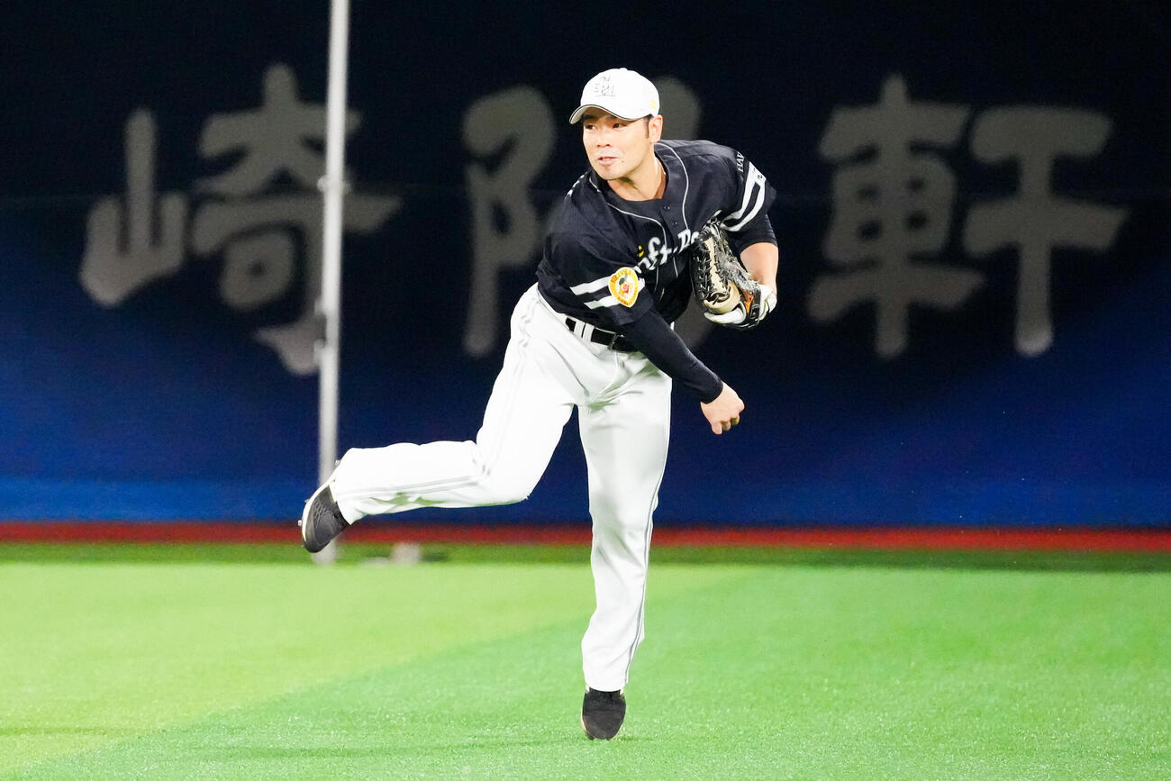 左翼で守備練習するソフトバンク近藤健介（撮影・江口和貴）