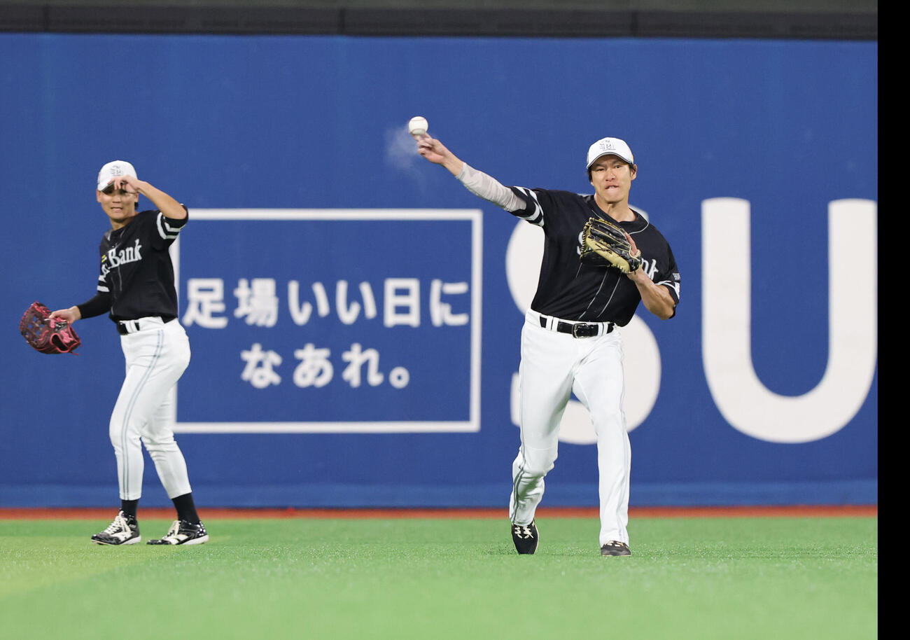 ノックで軽快な動きを見せるソフトバンク柳田悠岐（撮影・梅根麻紀）