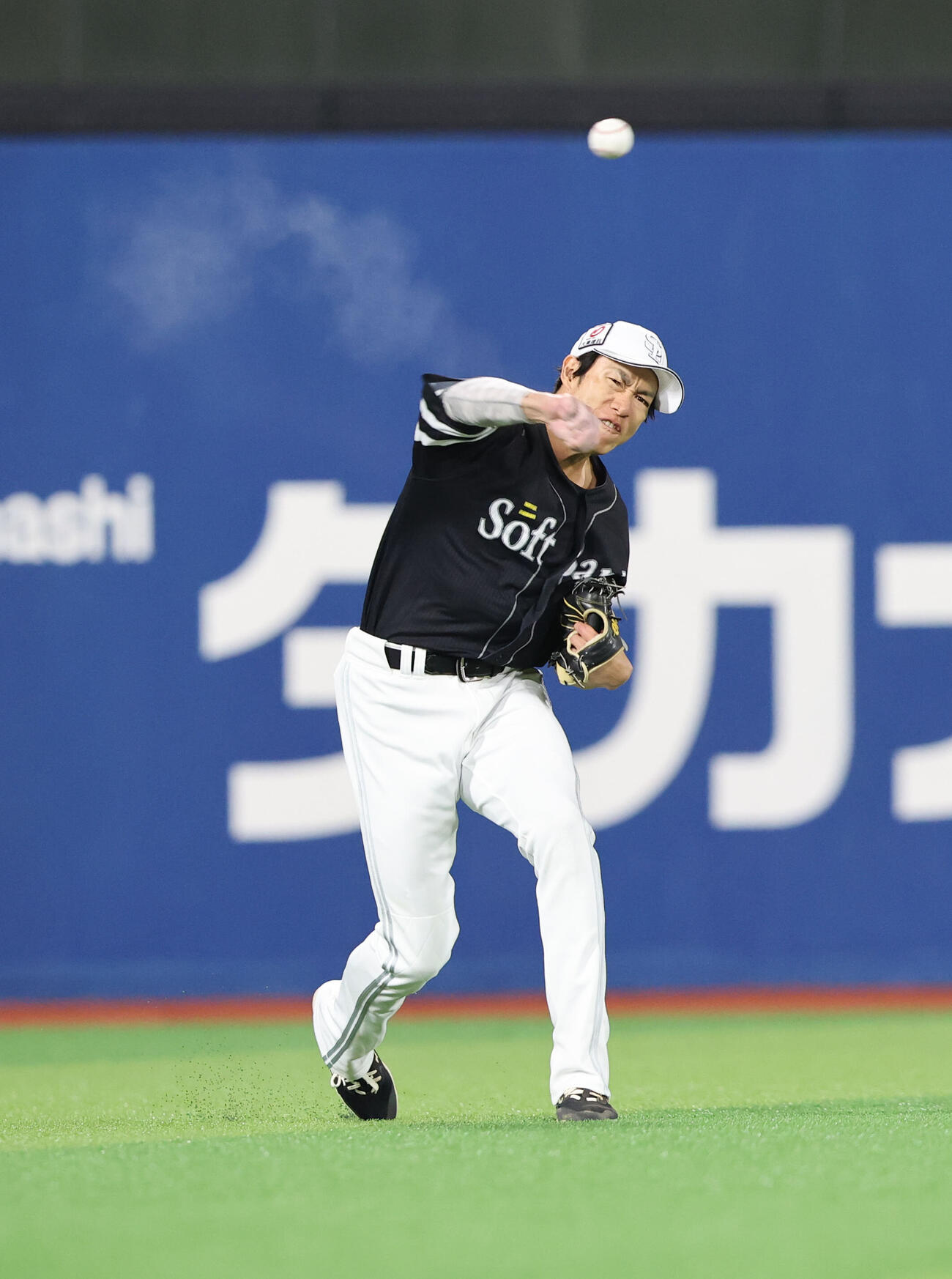 ノックで軽快な動きを見せるソフトバンク柳田悠岐（撮影・梅根麻紀）