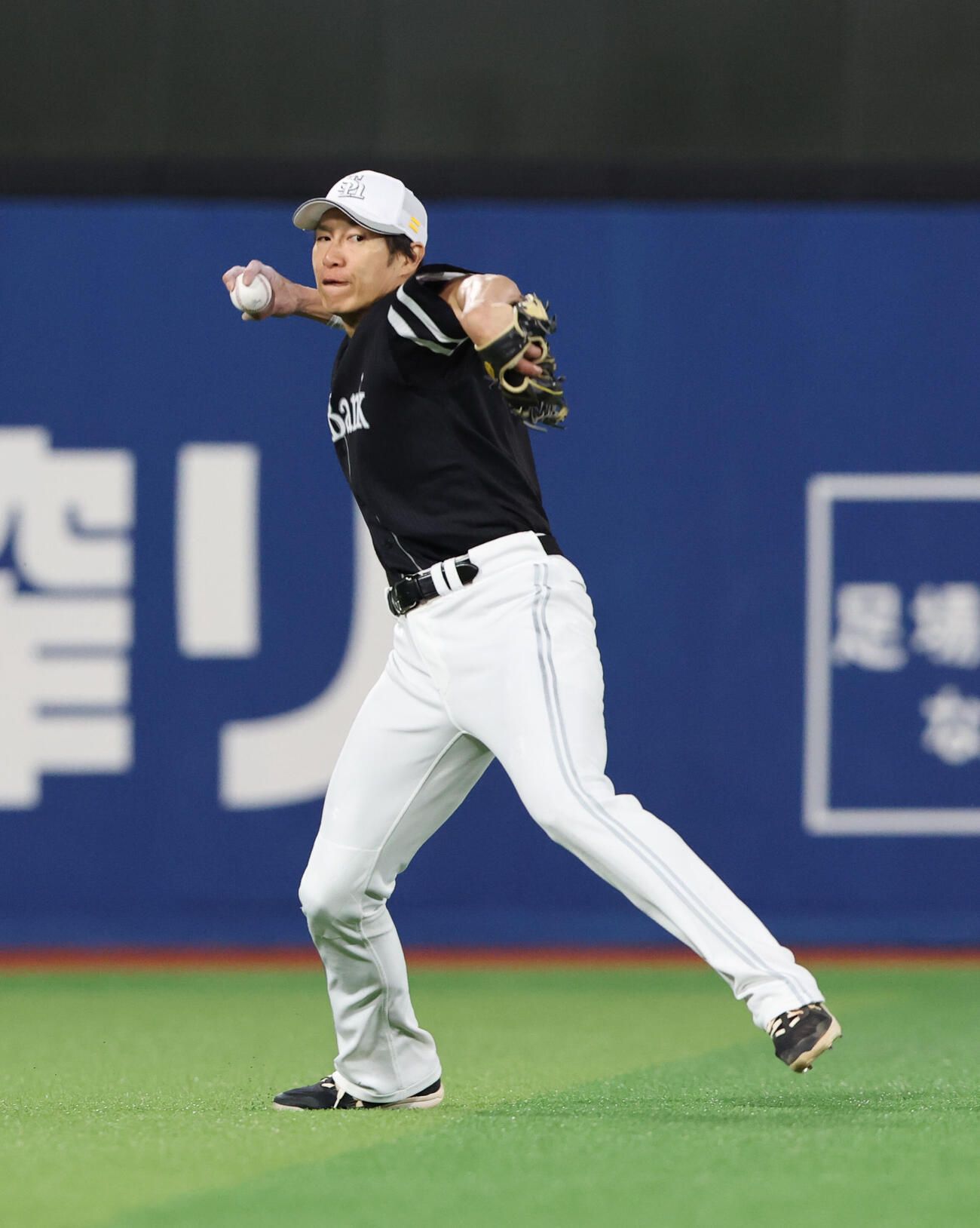 ノックで軽快な動きを見せるソフトバンク柳田悠岐（撮影・梅根麻紀）