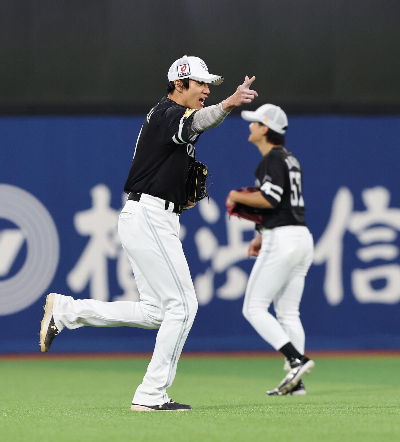 ノックで軽快な動きを見せるソフトバンク柳田悠岐（撮影・梅根麻紀）